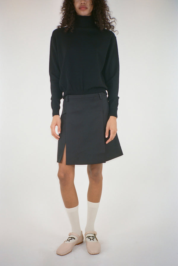 DART SKIRT IN BLACK