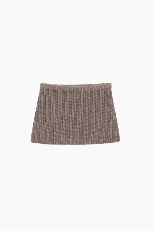 Knit mini skirt in hojicha brown on model