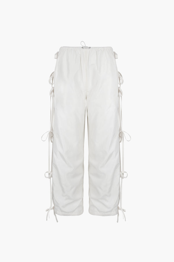 Trackpant in white with slits and ties at sides