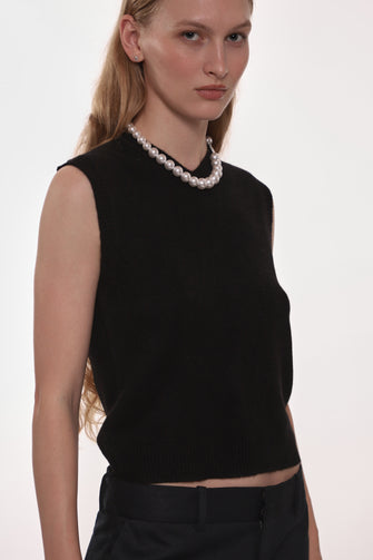 SHRUNKEN CASHMERE VEST IN BLACK