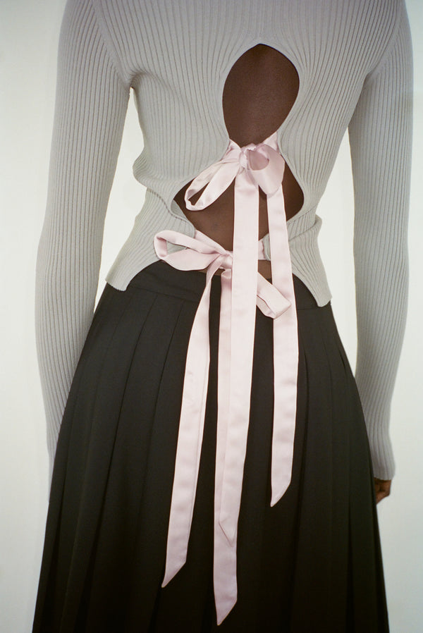 Ribbed sweater in grey with pink satin ties at back