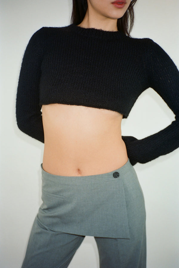 Cropped knit sweater in black