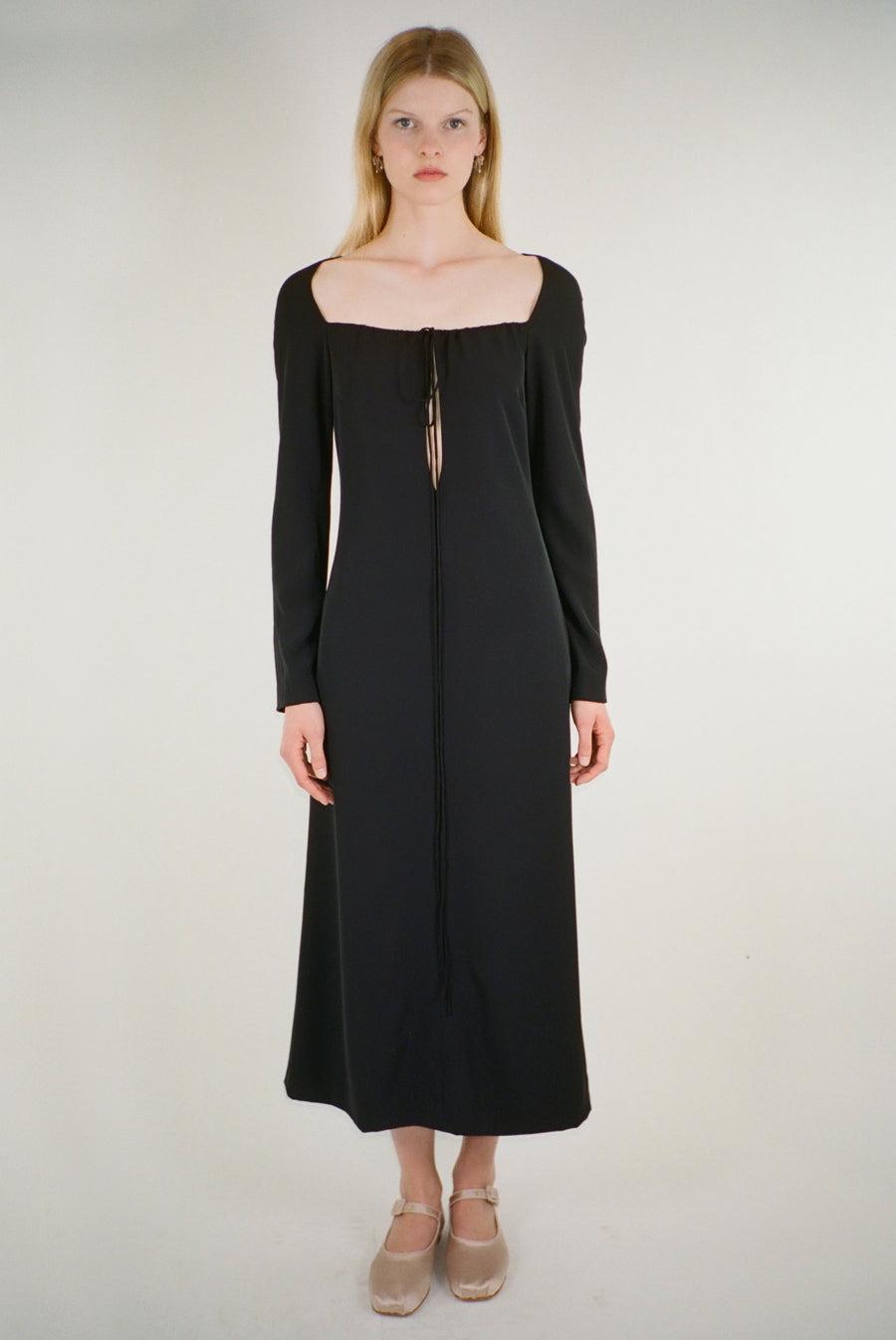Long sleeve midi dress in black with open detail and tie on model