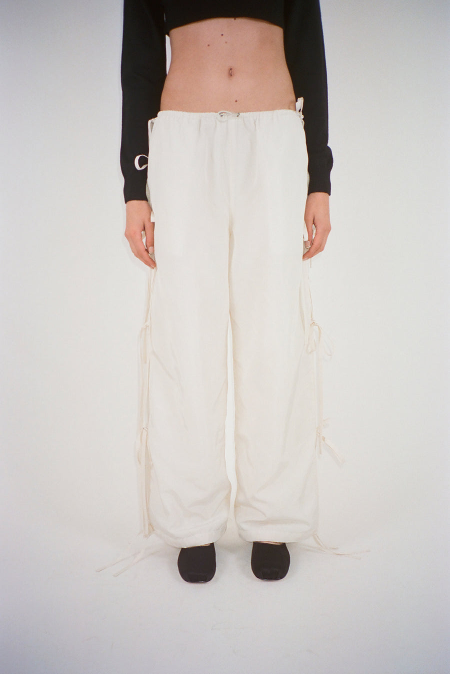Trackpant in white with slits and ties at sides on model