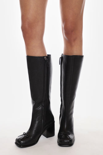 KNEE HIGH POINTE BOOT IN BLACK