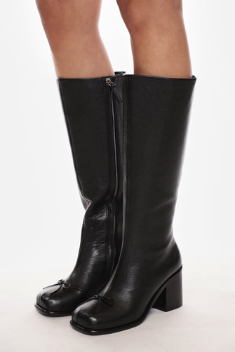 KNEE HIGH POINTE BOOT IN BLACK