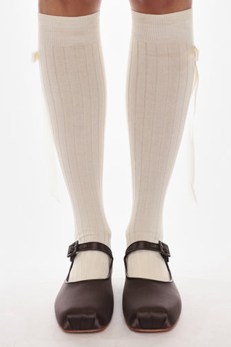 MARY JANE POINTE IN BRUNETTE SATIN