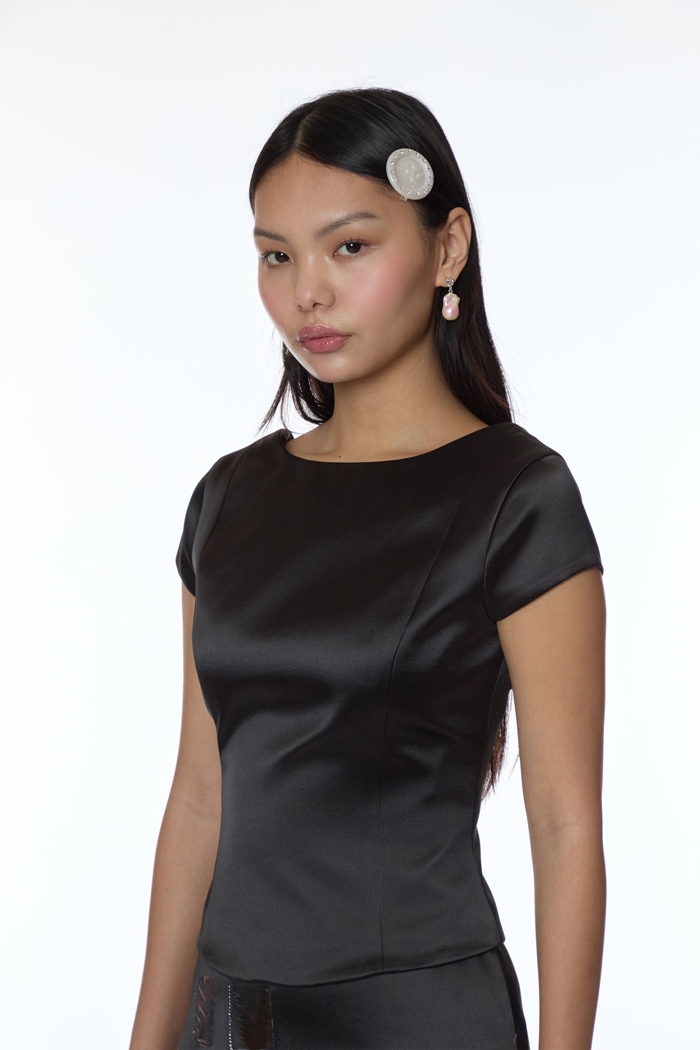 SANDY LIANG ブラック オープンネック 長袖トップス SHELLY TOP IN BLACK SATIN – SANDY LIANG