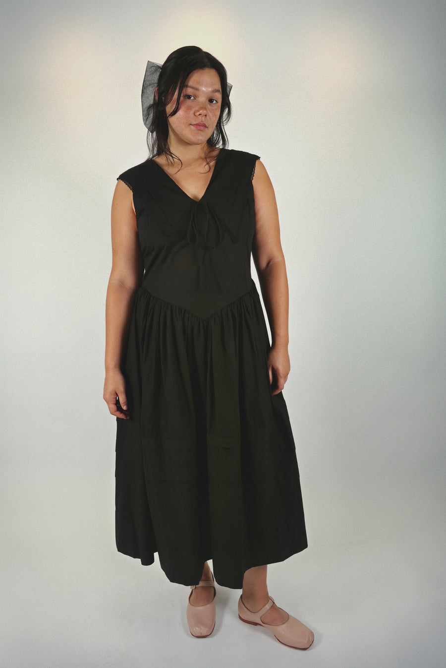 Sleeveless cotton midi dress in black with oversized collar on model