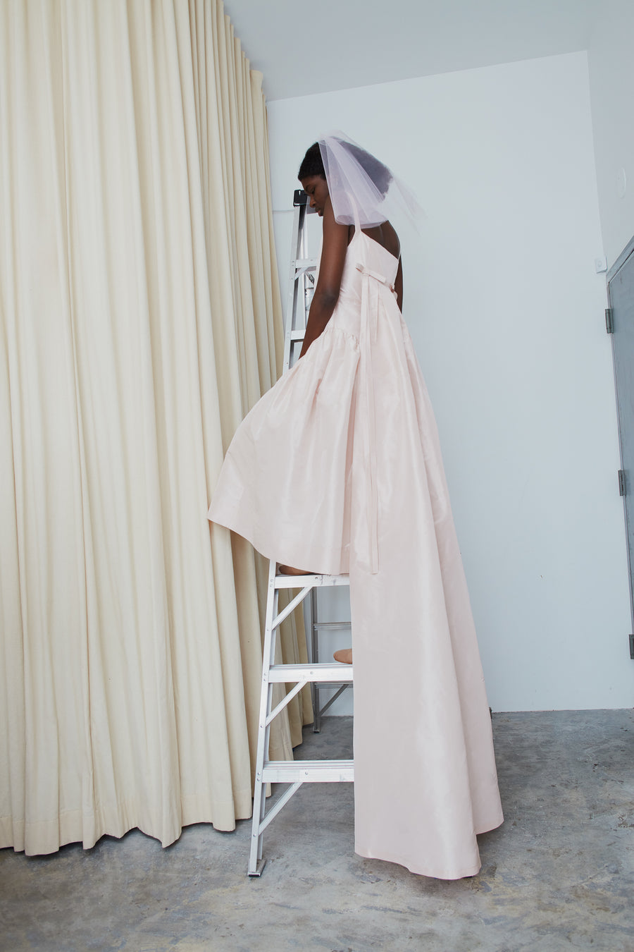 Light pink short veil on model